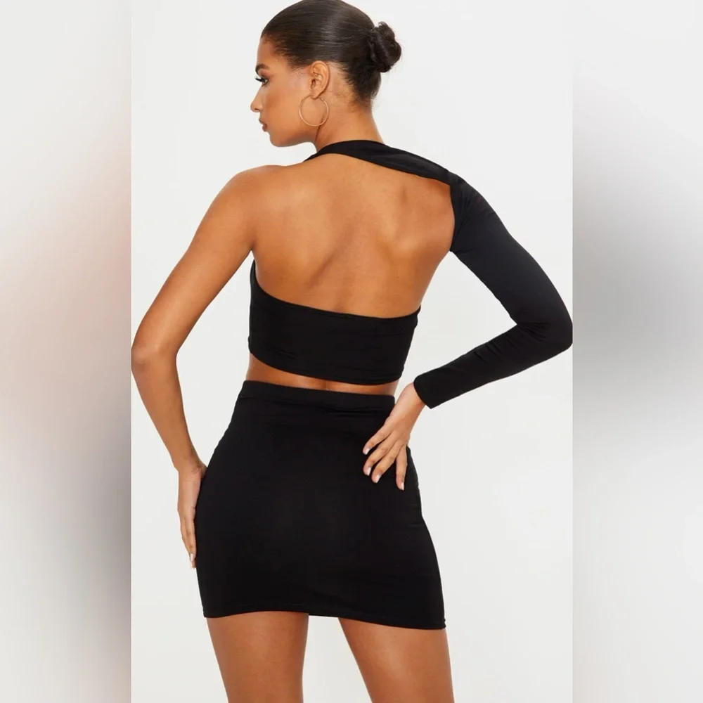 PrettyLittleThing BLACK COTTON ONE SHOULDER ASYMMETRIC CROP TOP - Picture 2 of 2